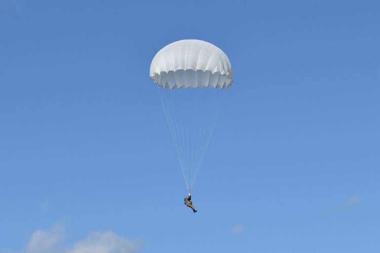 Самостоятельный прыжок с круглым парашютом