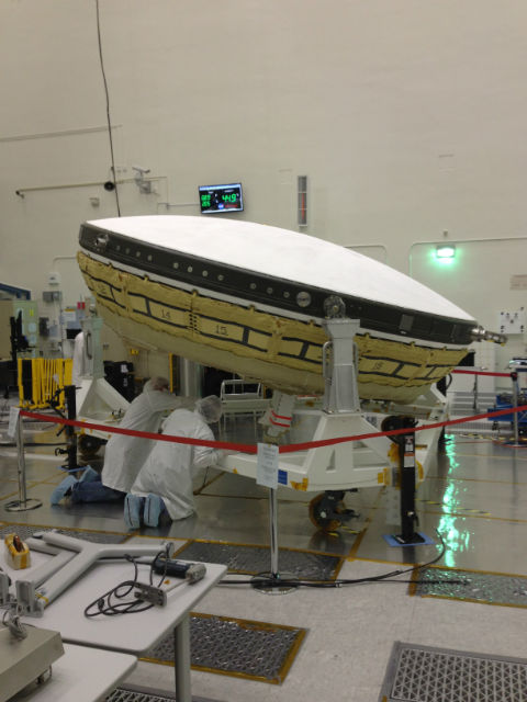 Подготовка прототипа LDSD в Лаборатории реактивного движения НАСА (фото NASA)