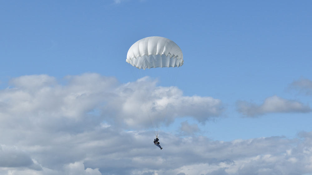 Учебно-тренировочный прыжок с круглым парашютом